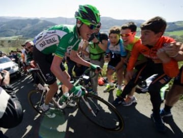 Varios ciclistas se abren paso entre la gente hoy en el Alto de La Antigua, en la localidad guipuzcoana de Zumarraga, durante la tercera etapa de la 55 edición de la Vuelta al País Vasco.