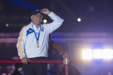 Ricardo Ferretti, estratega de Tigres puede presumir haber conseguido ganar el título con los dos equipos. El Tuca ha conseguido tres títulos de liga con los Tigres, mientras que con Pumas, lo logró también en el Clausura 2009, por lo que todavía existe cierto cariño de la afición puma hacia el brasileño.