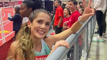 La atleta española Marta García celebra sus récords de España de 2.000 y 3.000 metros en pista corta en Boston.