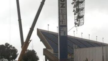 Dos grandes gr&uacute;as realizan hoy los trabajos de descenso de la estructura de hierro con los focos, que ayer se rompi&oacute; en el estadio de f&uacute;tbol Rico P&eacute;rez de Alicante, para poder realizar las maniobras de descenso.