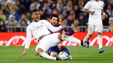 Casemiro recibe la entrada de Messi en un Cl&aacute;sico de hace dos temporadas.