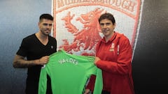 V&iacute;ctor Vald&eacute;s junto a aitor Karanka en la presentaci&oacute;n con el Middlesbrough.