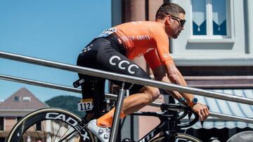 Patrick Bevin, tras el control de firmas de una etapa del Tour de Francia.