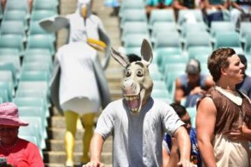 Un aficionado disfrazado de burro en un partido de las series mundiales de rugby a 7 en Sidney.