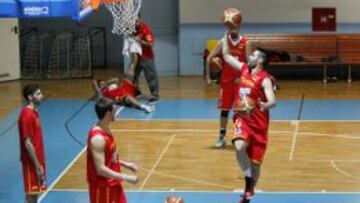 Fernando San Emeterio lanza en escorzo en el entrenamiento de ayer de la Selección española. Rudy, Llull, Claver, Germán y Rey le observan.