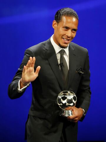 El jugador del Liverpool Virgil van Dijk con el premio al mejor defensa de la Champions pasada. 