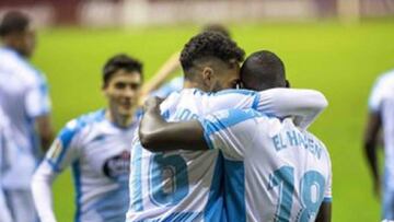 Chris Ramos y El Hacen celebran el gol del delantero al Logro&ntilde;&eacute;s.