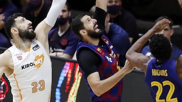 Nikola Mirotic lanza ante Shengelia.