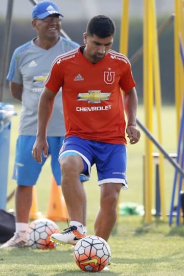 El jugador de Universidad de Chile David Pizarro controla el balon durante la practica matutina en el CDA de Santiago, Chile.