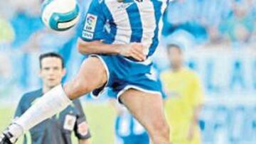 <b>SALIDA. </b>Salva Ballesta remata de cabeza durante un partido.