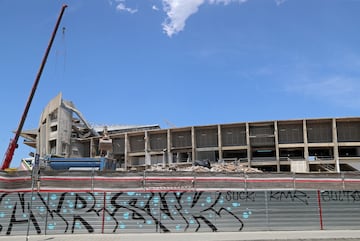 Con la tercera grada demolida casi en su totalidad, las obras de remodelaci車n del Camp Nou avanzan hasta el momento seg迆n los plazos establecidos.