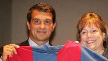 <b>ORGULLOSO</B>. Joan laporta muestra orgullosos a los fotógrafos la nueva camiseta con el logotipo de UNICEF.
