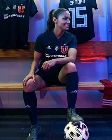 Integrantes de los equipos femenino y masculino dieron a conocer la nueva camiseta de Universidad de Chile con miras a la próxima temporada.