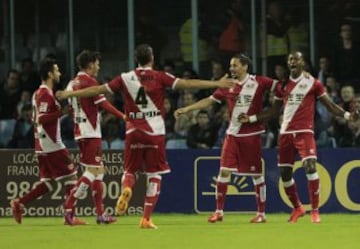 0-1. Manuchio celebró con susn compañeros el primer gol.