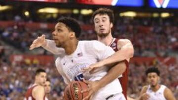 Kaminsky para en falta a Okafor durante la pasada final nacional de la NCAA.