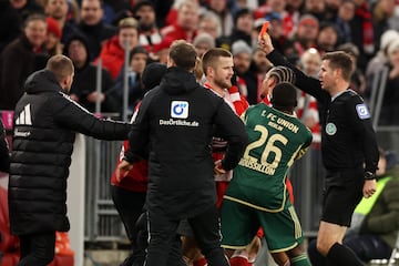 El Bayern Munich volvió a ganar en la  Bundesliga ante el Unión Berlín gracias a un gol de Raphael Guerreiro. Pero la imagene del partido la protagonizaron Nenad Bjelica y Leroy Sané. Cuando el conómetro marcaba 74 minutos, el entrenador del Union Berlin Nenad Bjelica, no le quiso alcanzar el balón a Leroy Sané para que este sacara rápido de banda. Este gesto molestó mucho al jugador del Bayern que propinó algunos improperios Nenad. Tras ello el entrenador le dio un manotazo al '10' del Bayern. Tuvieron que intervenir asistentes de ambos conjuntos para frenarlos.