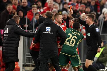 El Bayern Munich volvió a ganar en la  Bundesliga ante el Unión Berlín gracias a un gol de Raphael Guerreiro. Pero la imagene del partido la protagonizaron Nenad Bjelica y Leroy Sané. Cuando el conómetro marcaba 74 minutos, el entrenador del Union Berlin Nenad Bjelica, no le quiso alcanzar el balón a Leroy Sané para que este sacara rápido de banda. Este gesto molestó mucho al jugador del Bayern que propinó algunos improperios Nenad. Tras ello el entrenador le dio un manotazo al '10' del Bayern. Tuvieron que intervenir asistentes de ambos conjuntos para frenarlos.