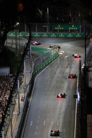 Los monoplazas toman una curva durante el GP de Singapur. 