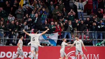 Los jugadores del Racing de Ferrol celebran la segunda diana en Anduva.