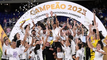 Jugadoras de Corinthians celebran con el trofeo al ganar la final de la Copa Libertadores femenina ante Palmeiras.