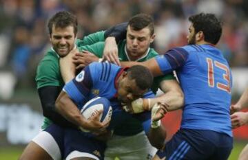 Francia-Irlanda. Virimi Vakatawa con Jared Payne y Robbie Henshaw.