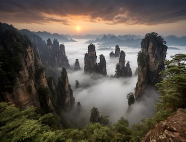 Las Columnas de Zhangjiajie, situadas en la provincia de Hunan, son un bosque de más de 3,000 pilares de arenisca de cuarzo que se elevan hasta los 800 metros, creando un paisaje que parece desafiar la gravedad. A diferencia de las formaciones volcánicas, estas torres se esculpieron a lo largo de 380 millones de años mediante la erosión hídrica y la expansión del hielo, que aprovecharon las grietas verticales de la roca para separar inmensos bloques de piedra del suelo original.