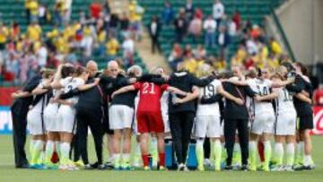 CELEBRACI&Oacute;N. Las chicas de Estados Unidos celebraron de esta manera su victoria ante Colombia.