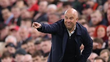 Liverpool (United Kingdom), 01/12/2024.- Liverpool manager Arne Slot reacts during the English Premier League match between Liverpool and Manchester City in Liverpool, Britain, 01 December 2024. (Reino Unido) EFE/EPA/ADAM VAUGHAN EDITORIAL USE ONLY. No use with unauthorized audio, video, data, fixture lists, club/league logos, 'live' services or NFTs. Online in-match use limited to 120 images, no video emulation. No use in betting, games or single club/league/player publications.
