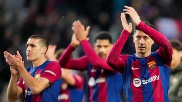 BARCELONA, 24/02/2024.- Los jugadores del Barcelona celebran su victoria tras el partido de LaLiga entre el Barcelona y el Getafe, este sábado en el estadio de Montjuich, en Barcelona. EFE/ Enric Fontcuberta
