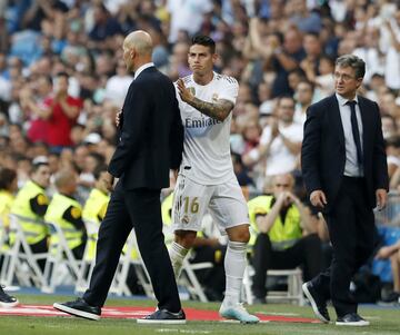 El jugador colombiano fue cambiado en el minuto 56 por Vinícius. En la salida, James dirigió unas palabras a su entrenador Zidane.