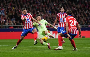 2-1. Centro de ??igo Prez al rea rojiblanca, Robert Lewandowski baja el baln con el pecho y segn cae dispara con la izquierda para superar a Jan Oblak.