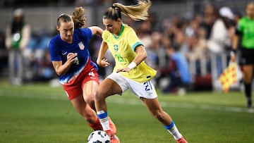 Gio conduce un balón frente a Tara McKeown en el Estados Unidos - Brasil disputado en San Jose, California. Eakin Howard/Getty Images/AFP (Eakin Howard)