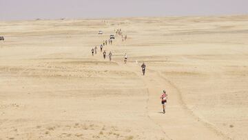 El ganador del Sahara Marathon 2019, el sueco Jon Jonatan Fahlen &ndash;con camiseta roja-, encabeza una carrera solidaria que atraviesa la des&eacute;rtica &lsquo;hamada negra&rsquo;. 