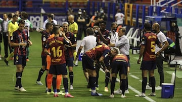 El Extremadura en una pausa por hidratación del partido ante el Racing, ambos descendidos.