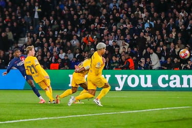 1-1. Dembélé recorte a Frenkie de Jong dentro del área y suleta un latigazo con la pierna izquierda para batir a Marc-André Ter Stegen.