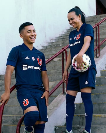 Integrantes de los equipos femenino y masculino dieron a conocer la nueva camiseta de Universidad de Chile con miras a la próxima temporada.