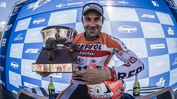 Toni Bou posa con su trofeo tras ganar en Arizona.