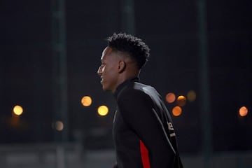 El defensa colombiano del Barcelona, Yerry Mina, durante el entrenamiento del equipo en la ciudad deportiva Joan Gamper, en la víspera del partido de liga que les enfrenta mañana a la Real Sociedad. 