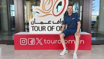 Roger Adrià posa para AS ayer en Muscat antes de debutar hoy con el equipo Movistar.