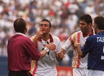 Momento en el cual el jugador de la selecci¨®n espa?ola de f¨²tbol, Luis Enrique, recrimina al ¨¢rbitro un codazo recibido de Tassotti un 9 de julio en los cuartos de final de la Copa del Mundo celebrada en Estados Unidos del 94.