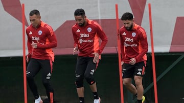 Chile's forward Eduardo Vargas (L), defender Mauricio Isla (C), and defender Eugenio Mena take part in a training session in Santiago on September 3, 2024. Chile will face Argentina for the 2026 FIFA World Cup South American qualifiers on September 5 in Buenos Aires. (Photo by RODRIGO ARANGUA / AFP)