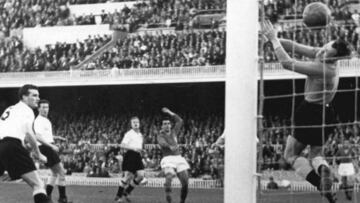 Evaristo marca el cuarto ante el London XI.