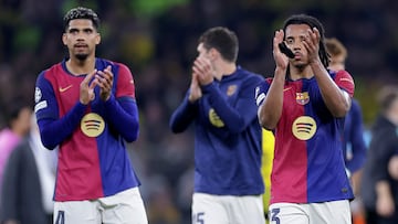 DORTMUND (Germany), 15/04/2025.- Players of Barcelona greet their supporters after the UEFA Champions League quarter-finals, 2nd leg soccer match between Borussia Dortmund and FC Barcelona, in Dortmund, Germany, 15 April 2025. (Liga de Campeones, Alemania) EFE/EPA/CHRISTOPHER NEUNDORF