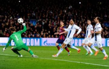 1-0. Messi anota el primer tanto.