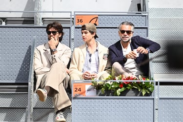 Bill Saad junto a sus hijos Julian y Jaime.