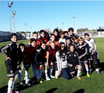 Kim Lim con un grupo de alevines canteranos del Valencia