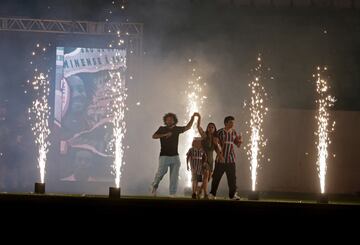 Marcelo y su familia saludan a los aficionados del Fluminense.