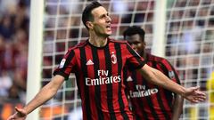 AC Milan&#039;s Croatian forward Nikola Kalinic celebrates after scoring during the Italian Serie A football match AC Milan vs Udinese at the San Siro stadium in Milan on September 17, 2017.  / AFP PHOTO / MIGUEL MEDINA