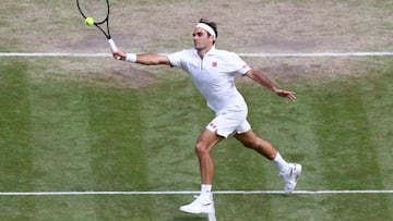 Roger Federer ejecuta una volea en Wimbledon.