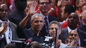 Barack Obama receives standing ovation during NBA Finals